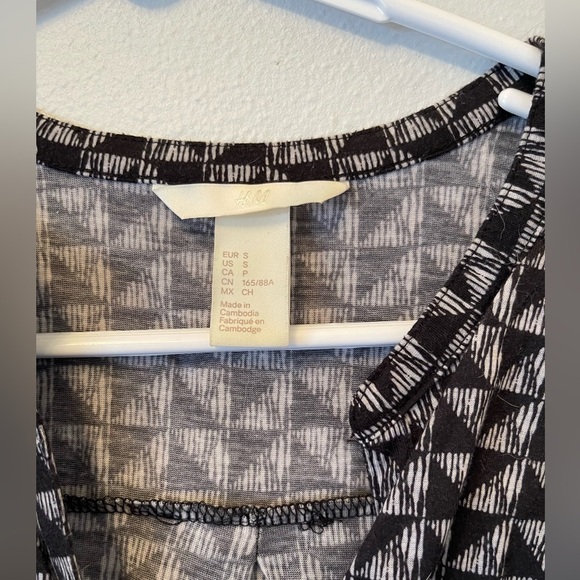 H&M ¾ sleeve triangle geometric ¼ neck button light airy blouse - Picture 2 of 4